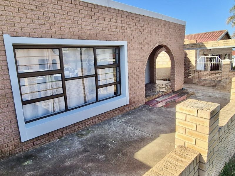 An absolute gem, spacious and tastefully renovated  - Photo 4