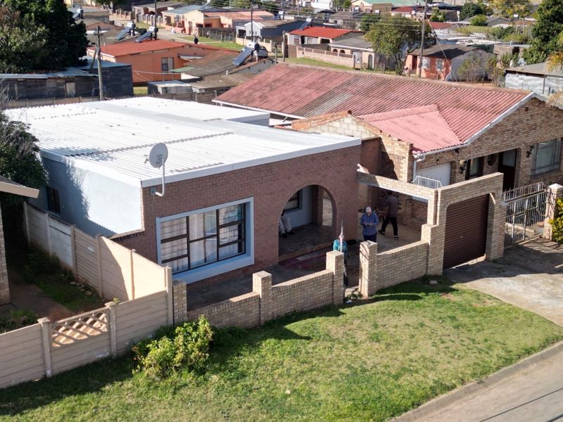 An absolute gem, spacious and tastefully renovated  - Photo 3