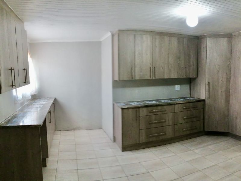 An absolute gem, spacious and tastefully renovated  - Photo 10