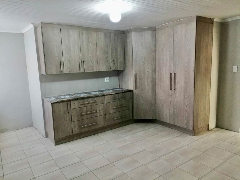 An absolute gem, spacious and tastefully renovated  - Photo 9