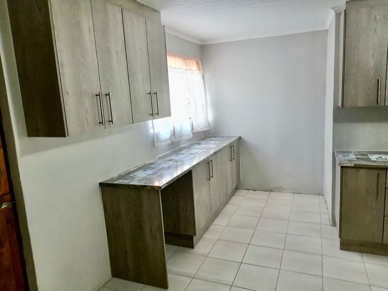 An absolute gem, spacious and tastefully renovated  - Photo 8