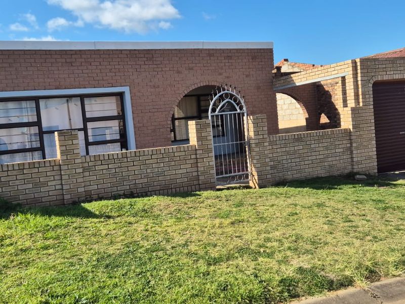 An absolute gem, spacious and tastefully renovated  - Photo 6