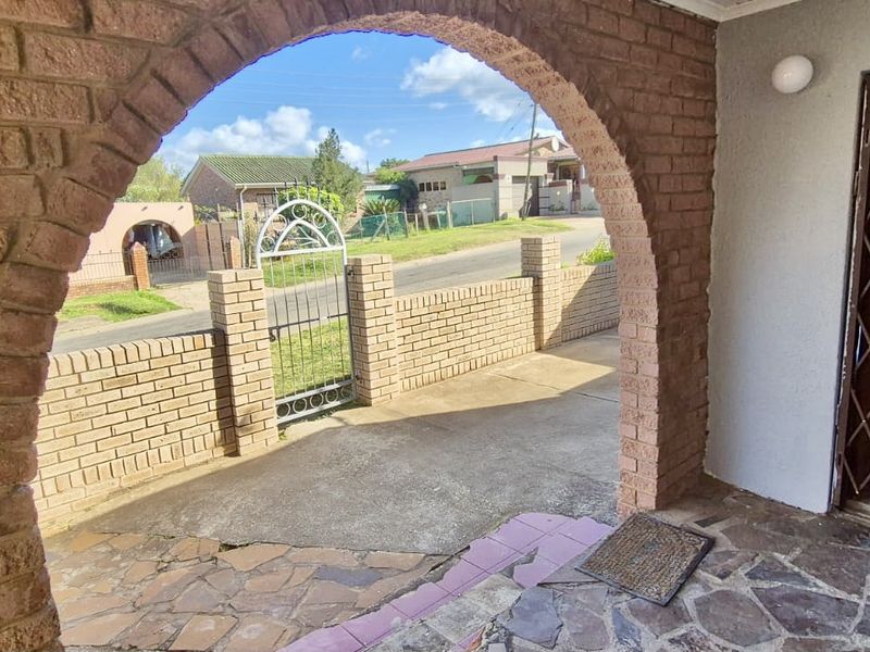 An absolute gem, spacious and tastefully renovated  - Photo 7