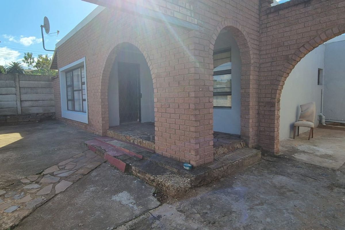 An absolute gem, spacious and tastefully renovated  - Photo 5