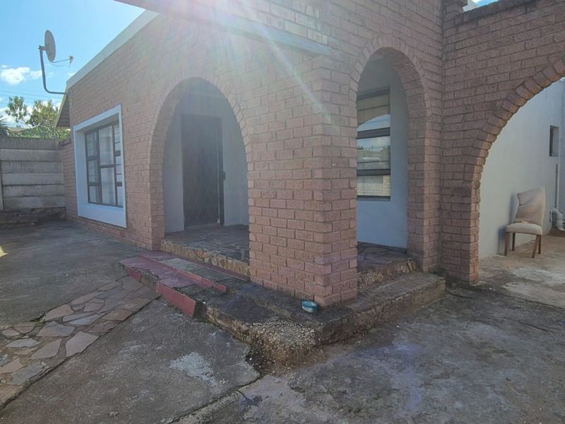 An absolute gem, spacious and tastefully renovated  - Photo 5