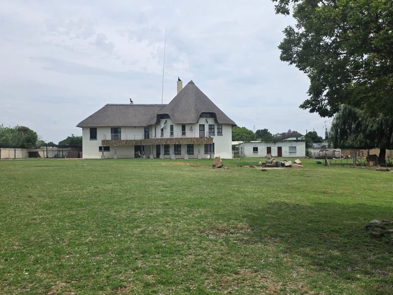 LOCATION , LOCATION AND SPACE - Photo 1