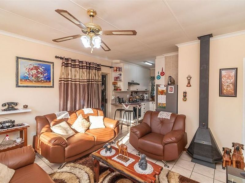 Charming Family Home with Ample Amenities - Photo 2