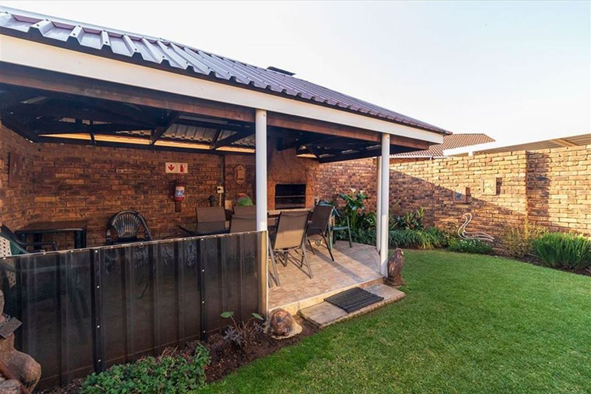 Charming Family Home with Ample Amenities - Photo 3