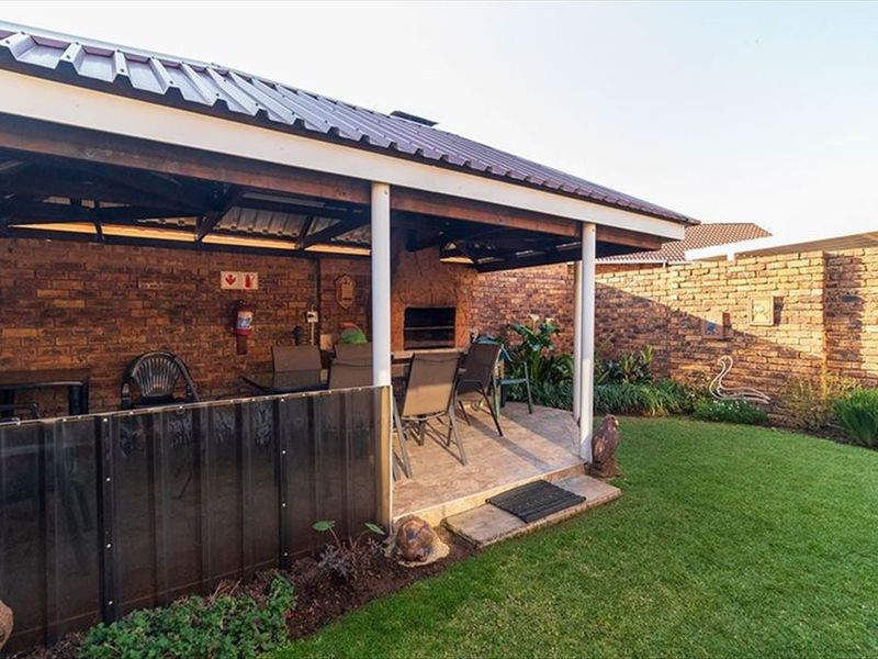 Charming Family Home with Ample Amenities - Photo 3