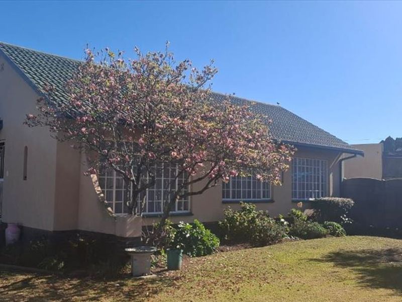 Charming Home with Classic Comforts - Photo 3