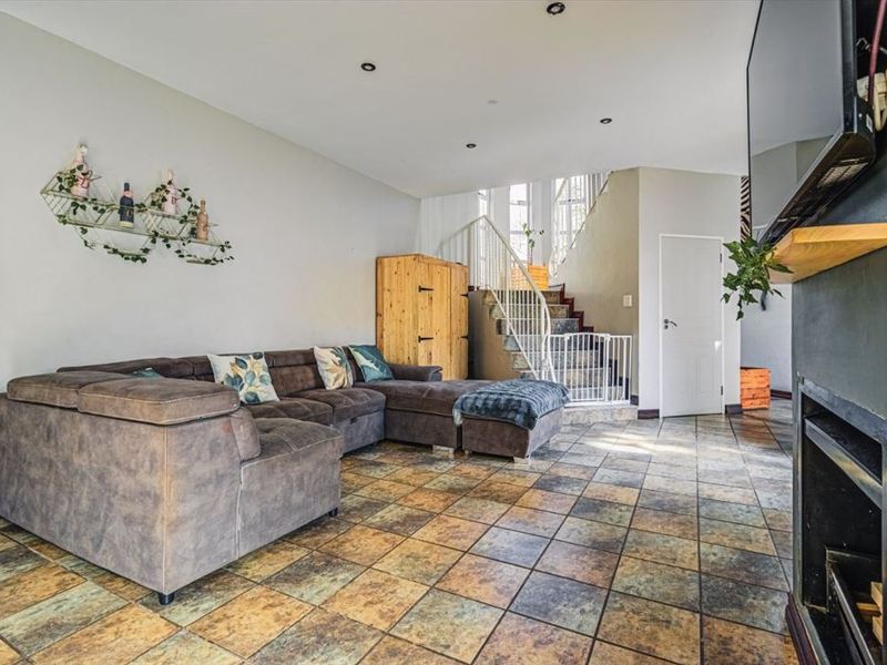 Spacious and Stylish Family Home - Photo 2