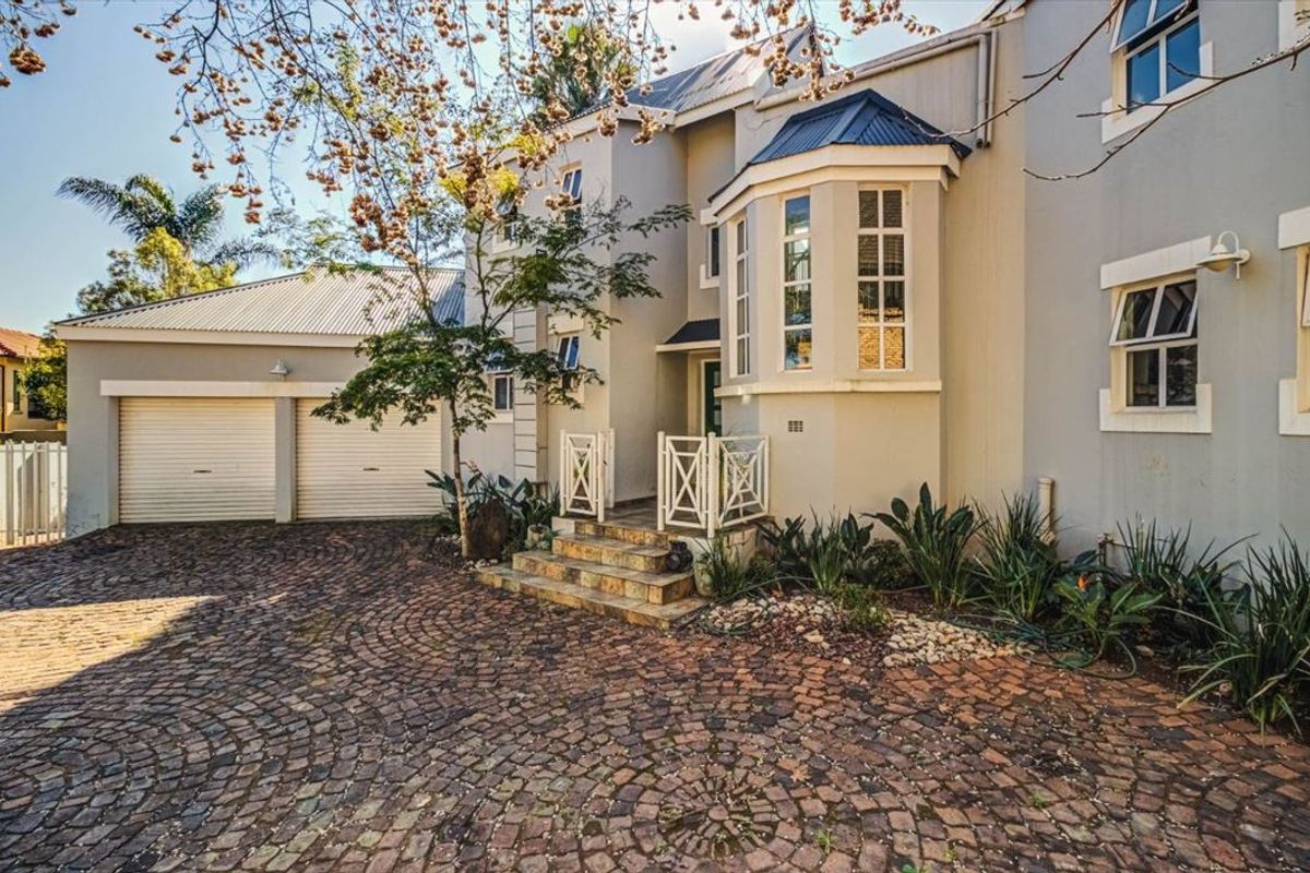 Spacious and Stylish Family Home - Photo 3