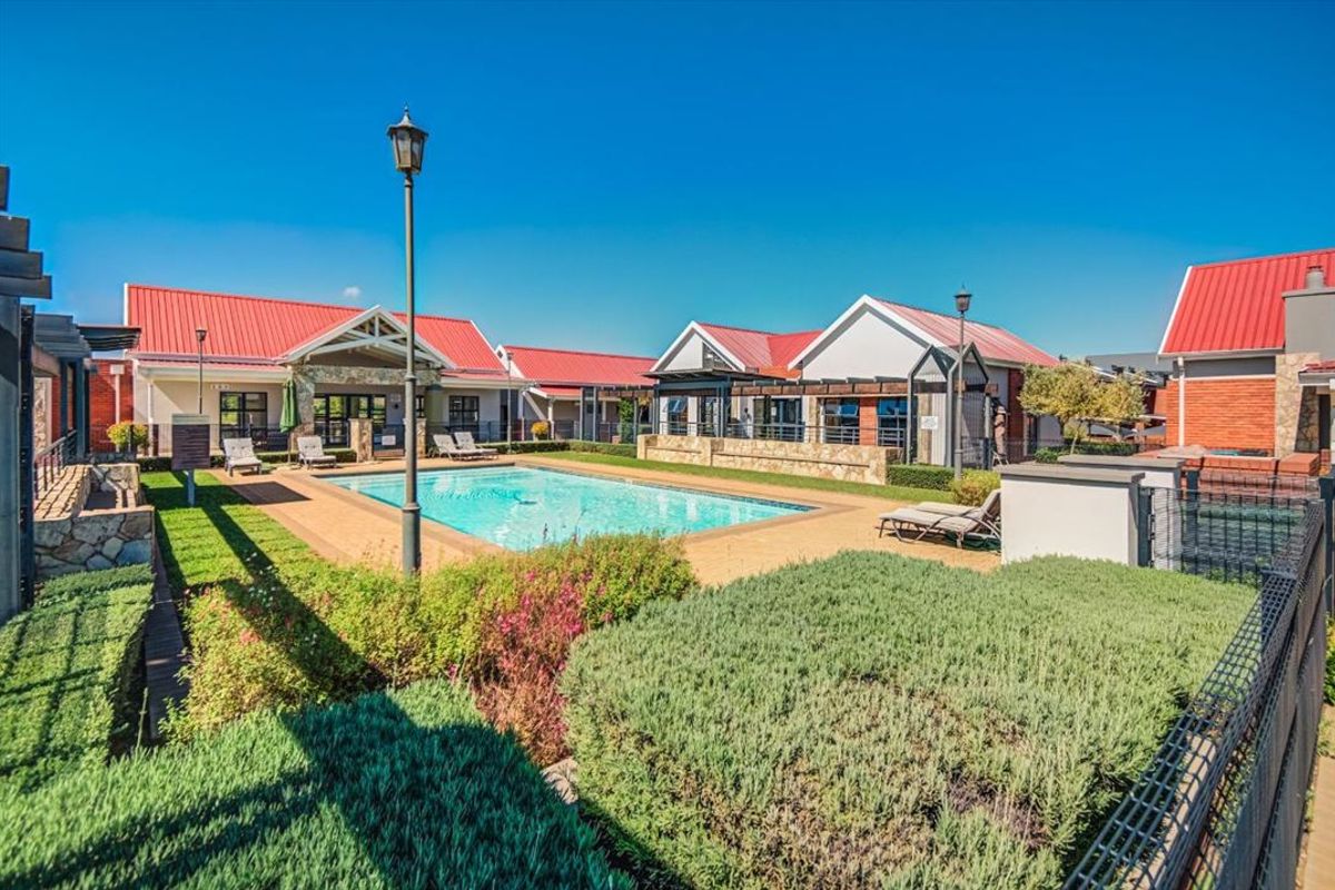 Comfortable Family Home with Practical Features - Photo 3