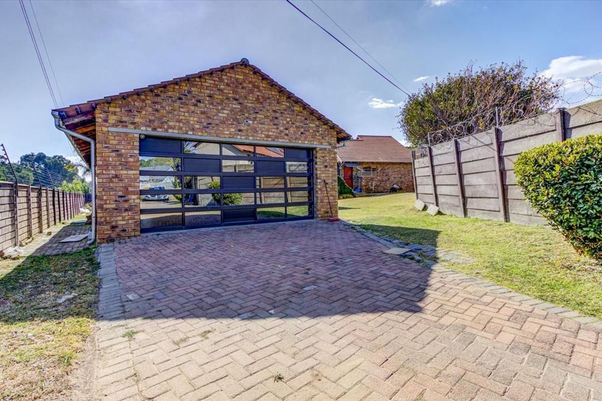 Spacious Home with Granny Flat and Multiple Living Areas - Photo 3