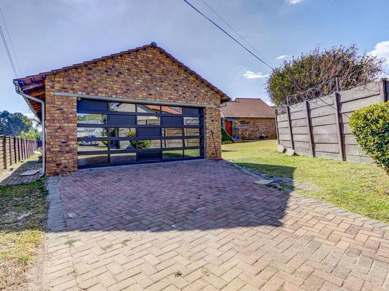 Spacious Home with Granny Flat and Multiple Living Areas - Photo 3