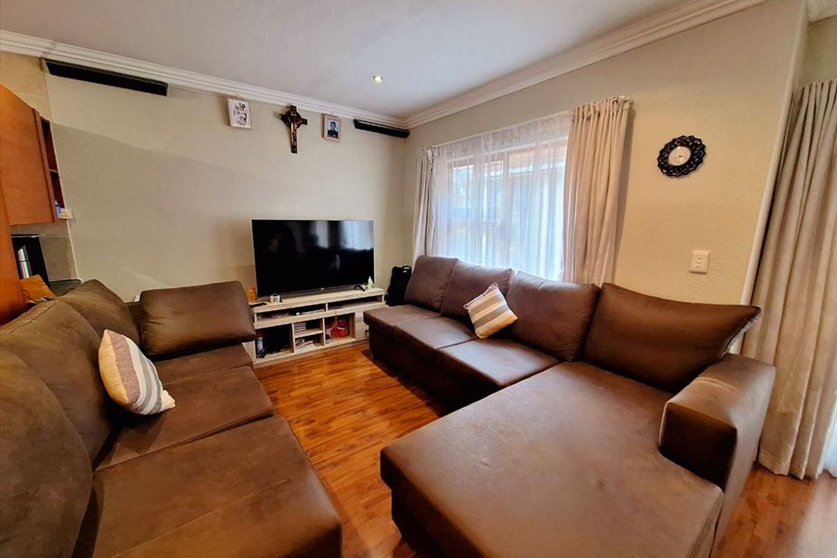 Charming Starter Home with Pool - Photo 2