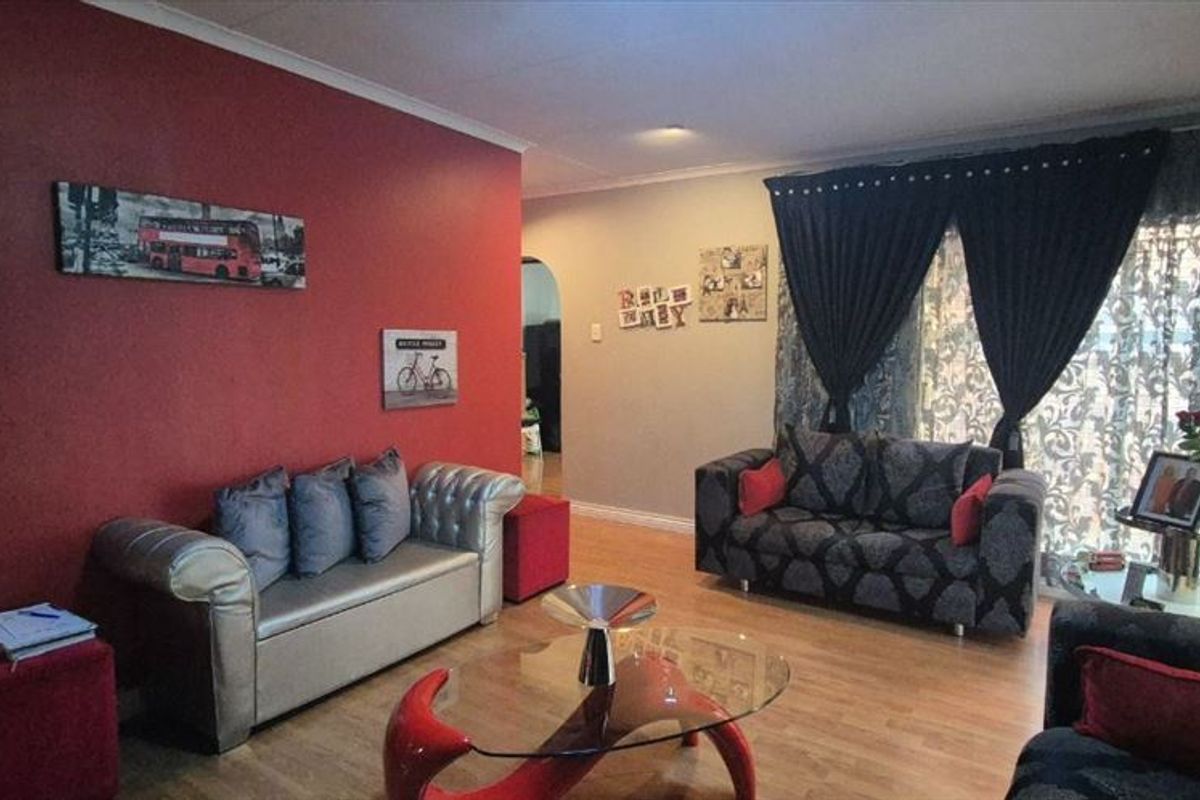 Spacious Family Home with Excellent Features - Photo 2