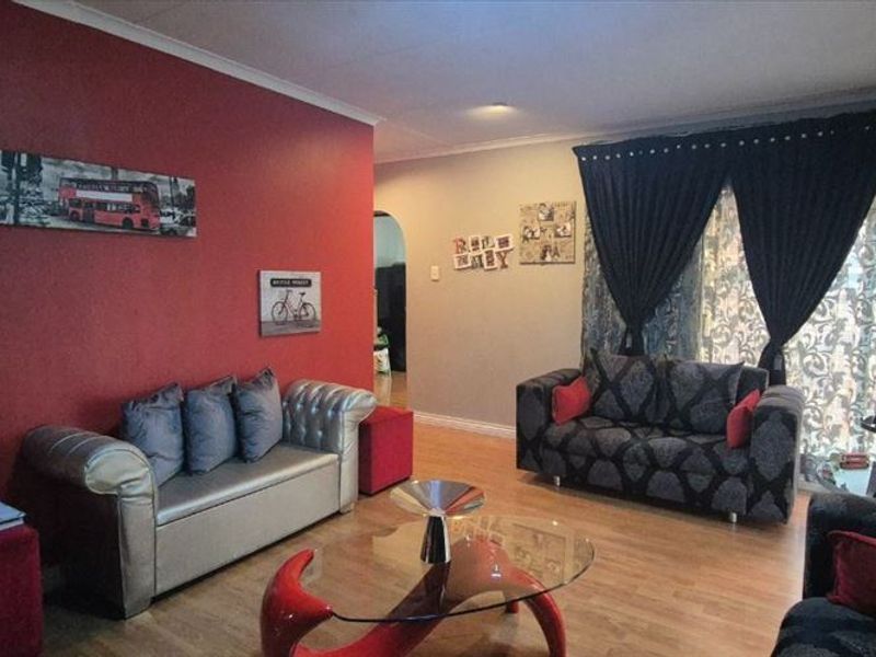 Spacious Family Home with Excellent Features - Photo 2