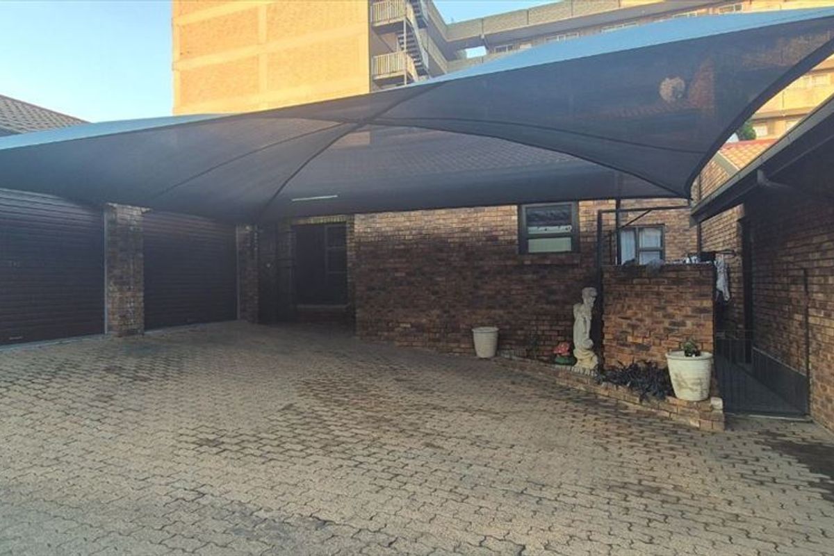 Spacious Family Home with Excellent Features - Photo 3