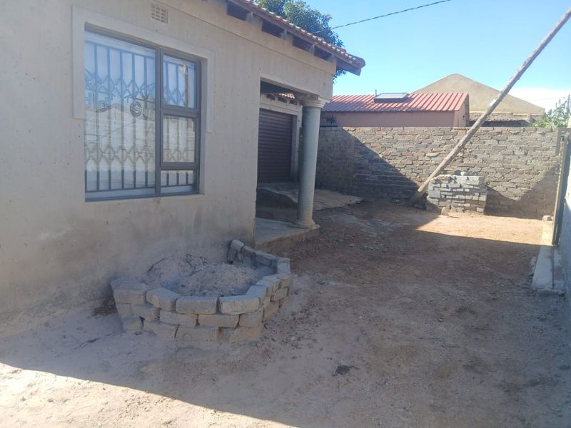 Spacious Family Home with Additional Backrooms - Photo 4