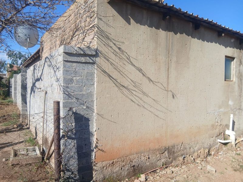 Spacious Family Home with Additional Backrooms - Photo 8