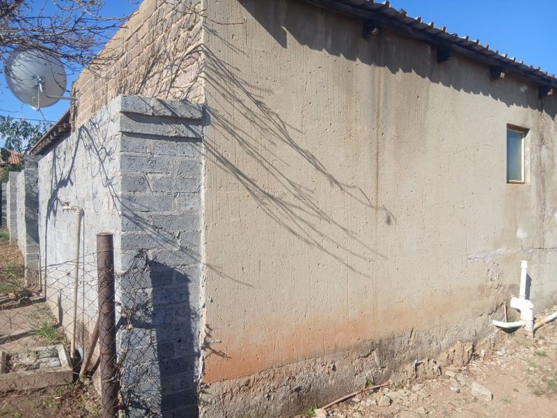 Spacious Family Home with Additional Backrooms - Photo 6