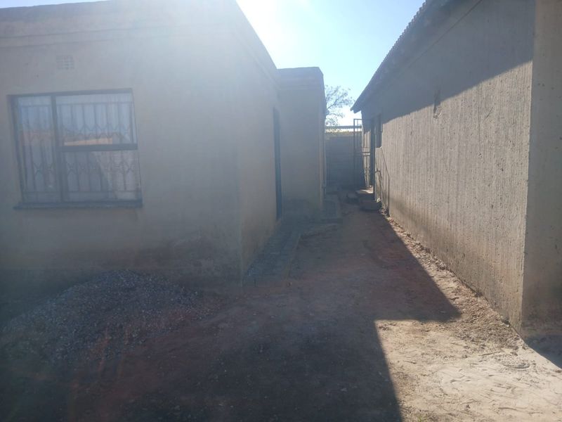 Spacious Family Home with Additional Backrooms - Photo 5