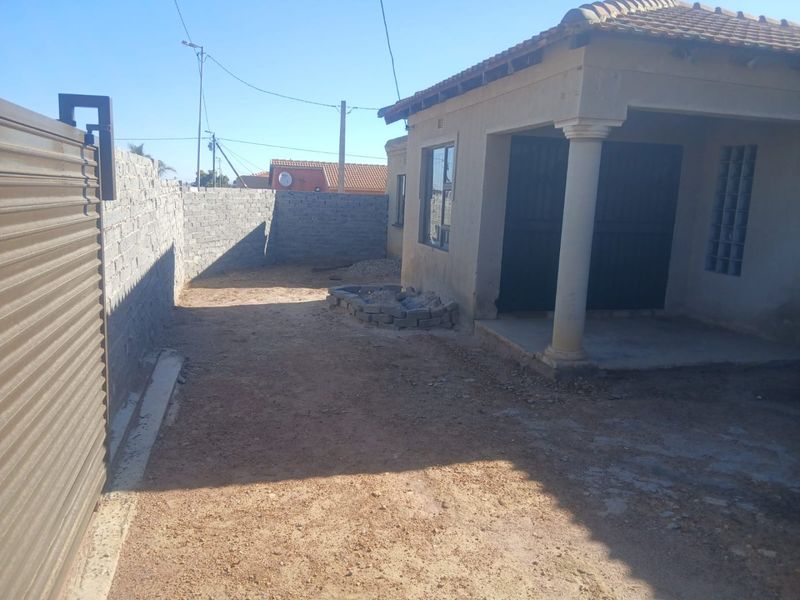 Spacious Family Home with Additional Backrooms - Photo 2