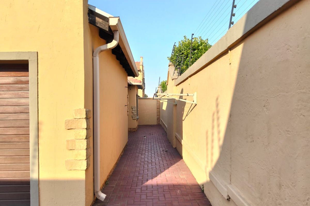 Comfortable Family Living with Ample Space - Photo 4