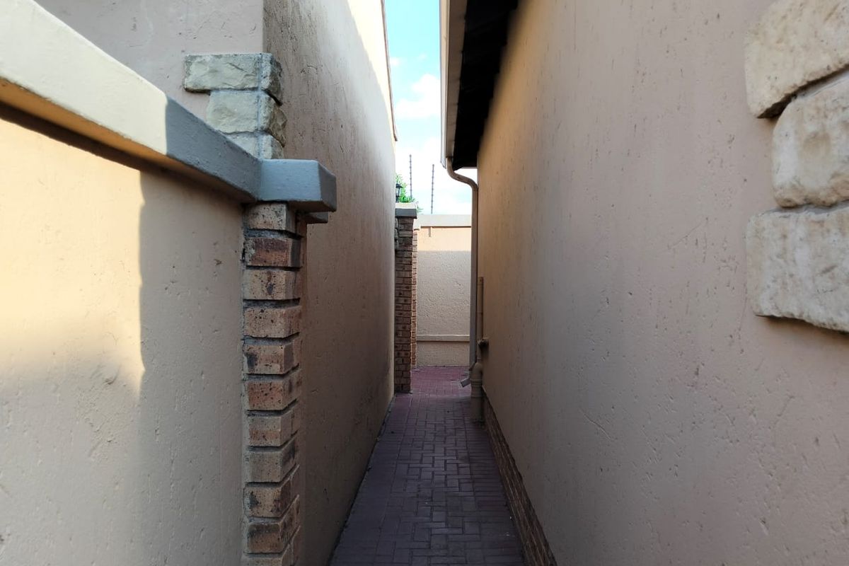 Comfortable Family Living with Ample Space - Photo 5