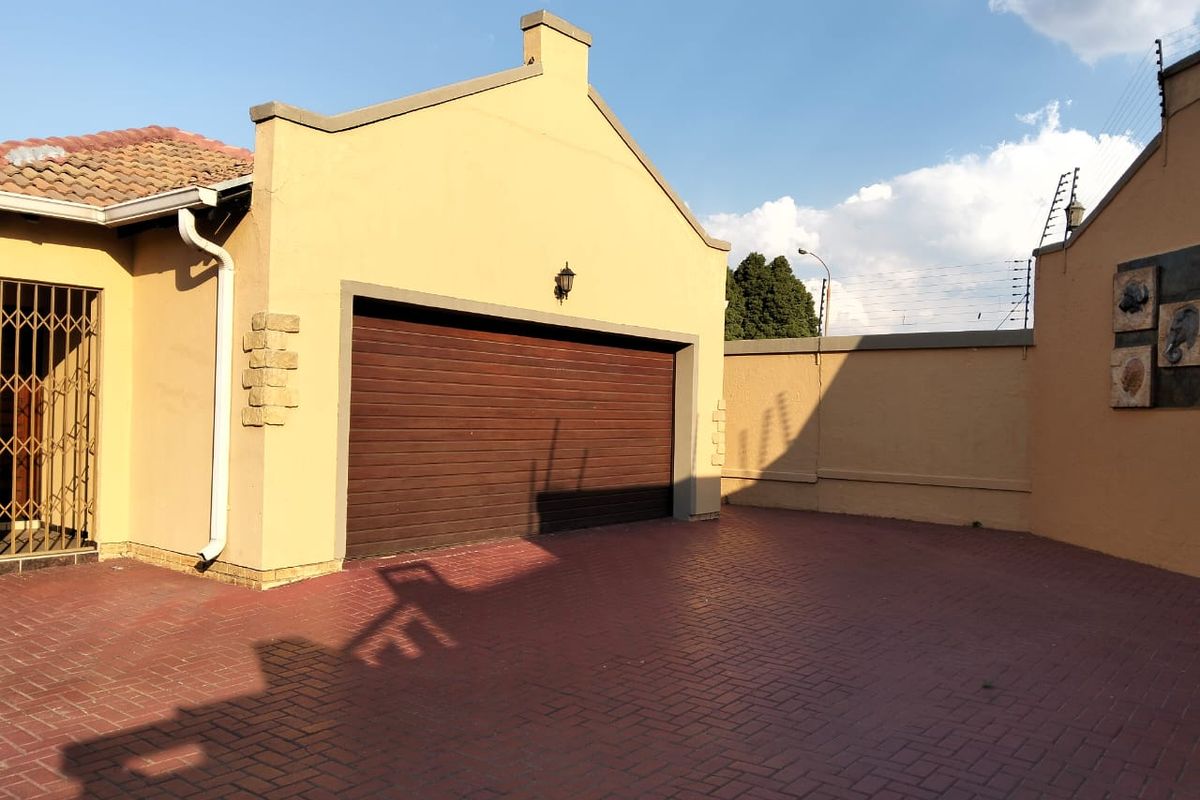 Comfortable Family Living with Ample Space - Photo 2