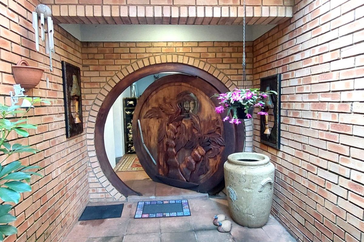 PERFECT SPACE, PERFECT LOCATION! - Photo 2