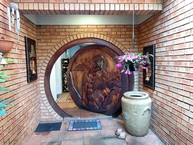 PERFECT SPACE, PERFECT LOCATION! - Photo 2