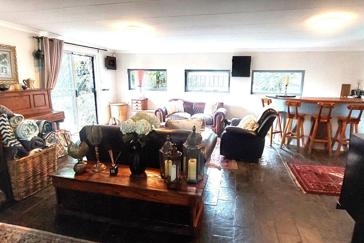 PERFECT SPACE, PERFECT LOCATION! - Photo 4