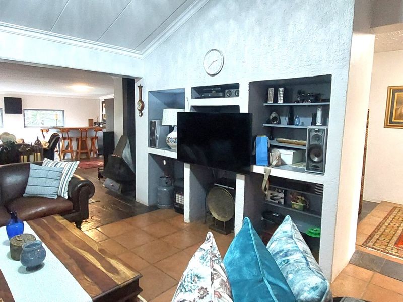 PERFECT SPACE, PERFECT LOCATION! - Photo 6