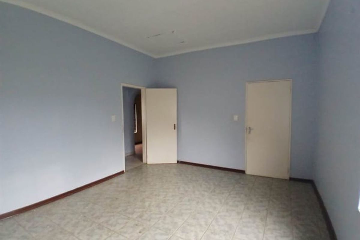 7 Bedrooms for Sale  in Rustenburg Central - Photo 4