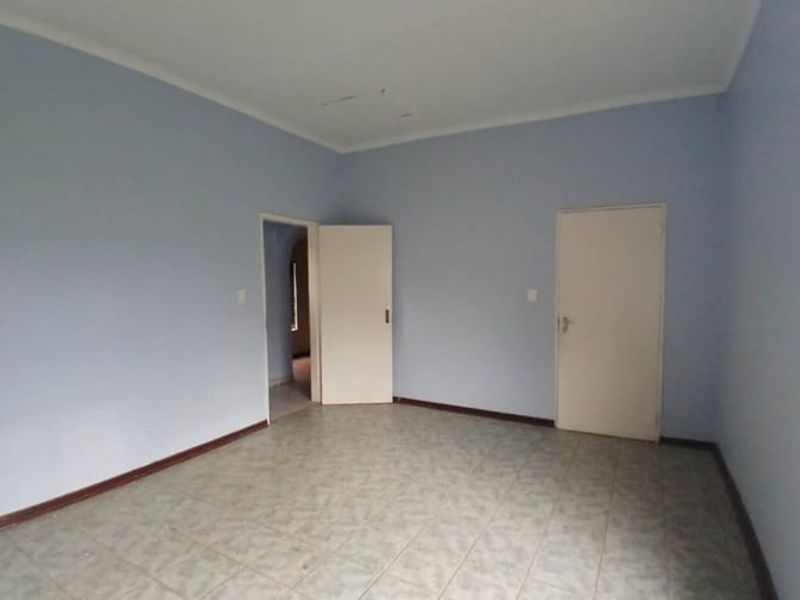 7 Bedrooms for Sale  in Rustenburg Central - Photo 4