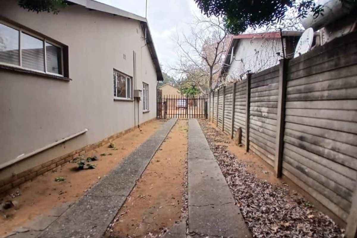 7 Bedrooms for Sale  in Rustenburg Central - Photo 3