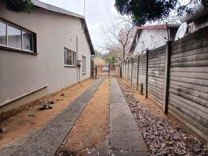 7 Bedrooms for Sale  in Rustenburg Central - Photo 3