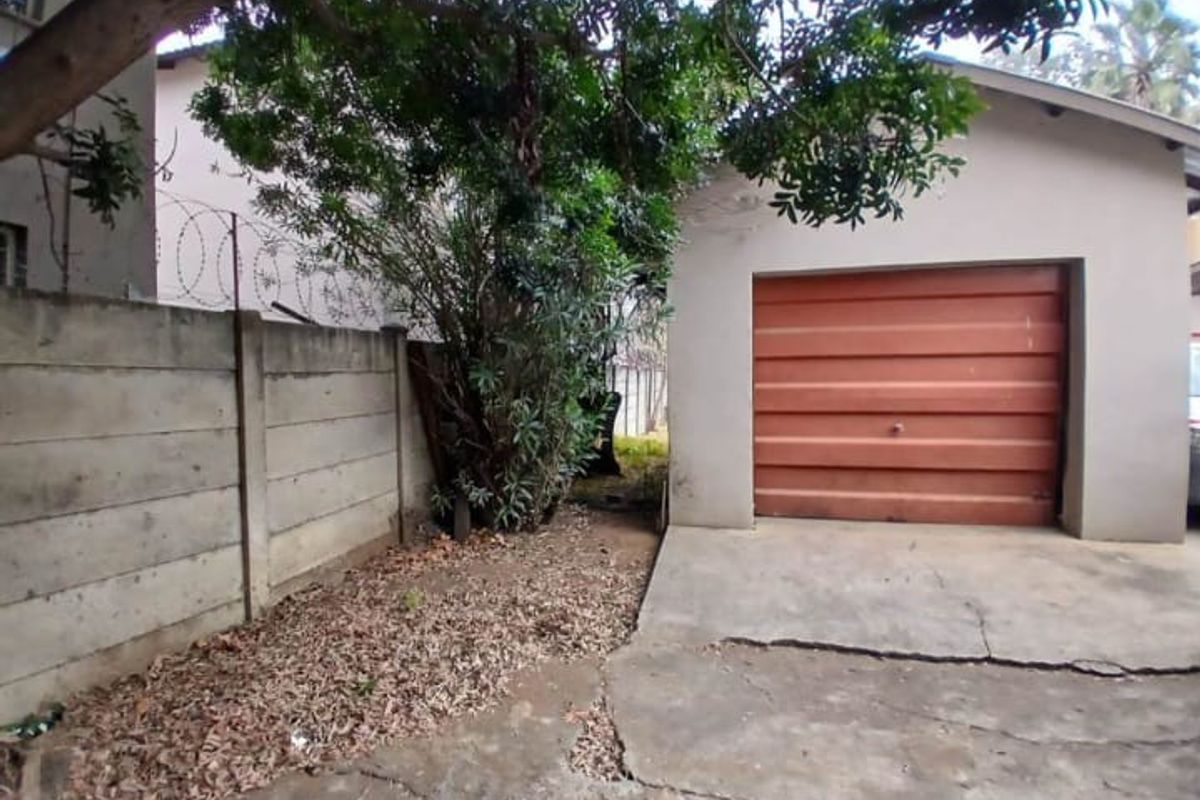 7 Bedrooms for Sale  in Rustenburg Central - Photo 2