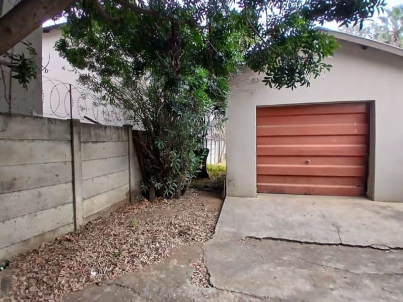7 Bedrooms for Sale  in Rustenburg Central - Photo 2