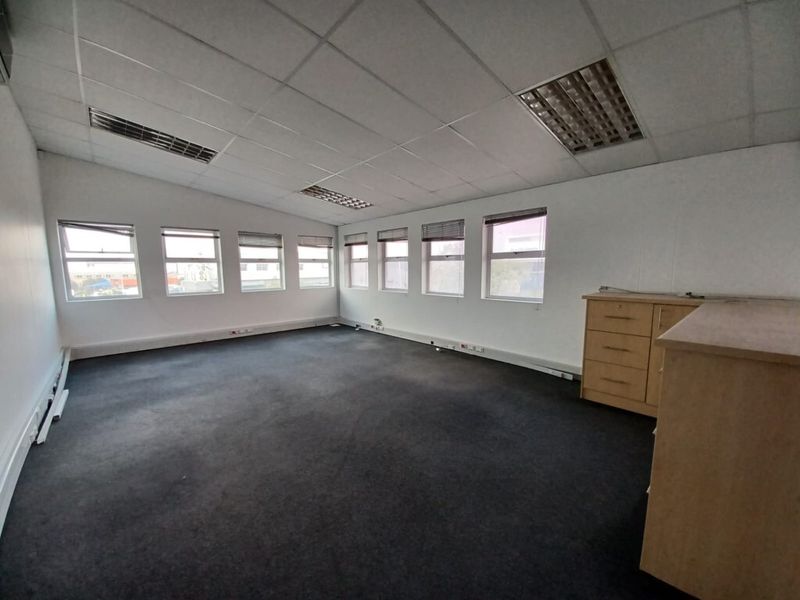 540 m2 Free Standing office building for Sale in Airport City - Photo 10