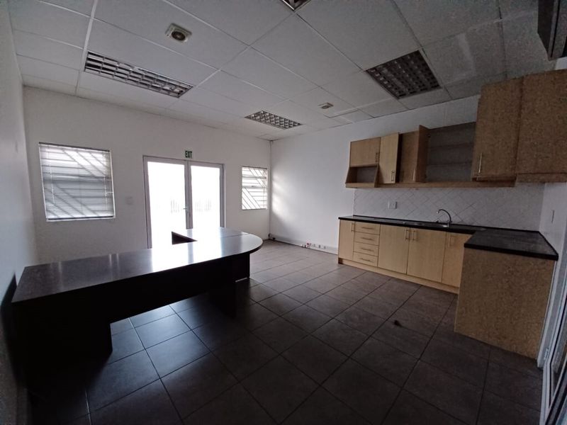 540 m2 Free Standing office building for Sale in Airport City - Photo 7