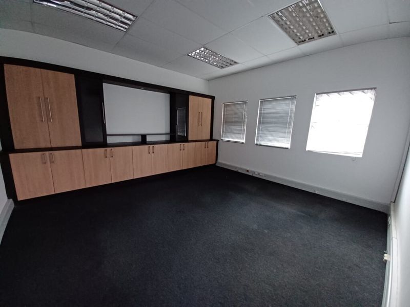 540 m2 Free Standing office building for Sale in Airport City - Photo 6