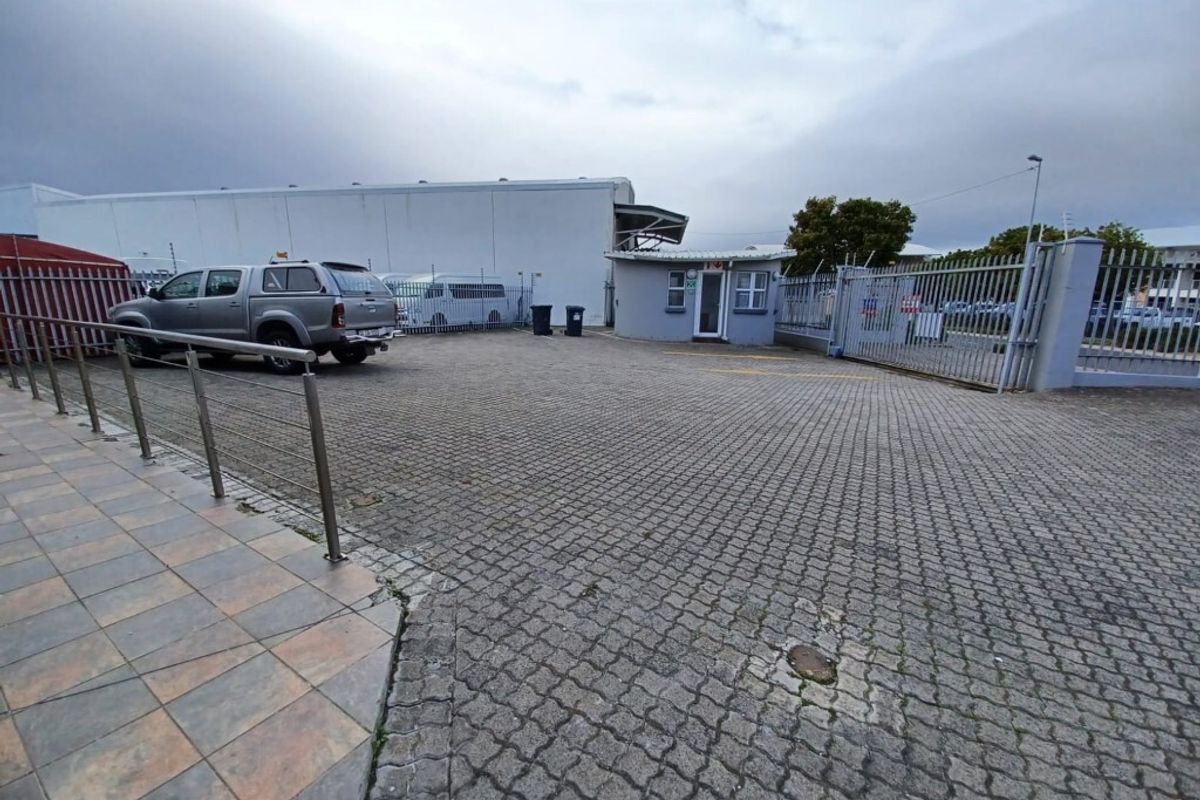 540 m2 Free Standing office building for Sale in Airport City - Photo 3