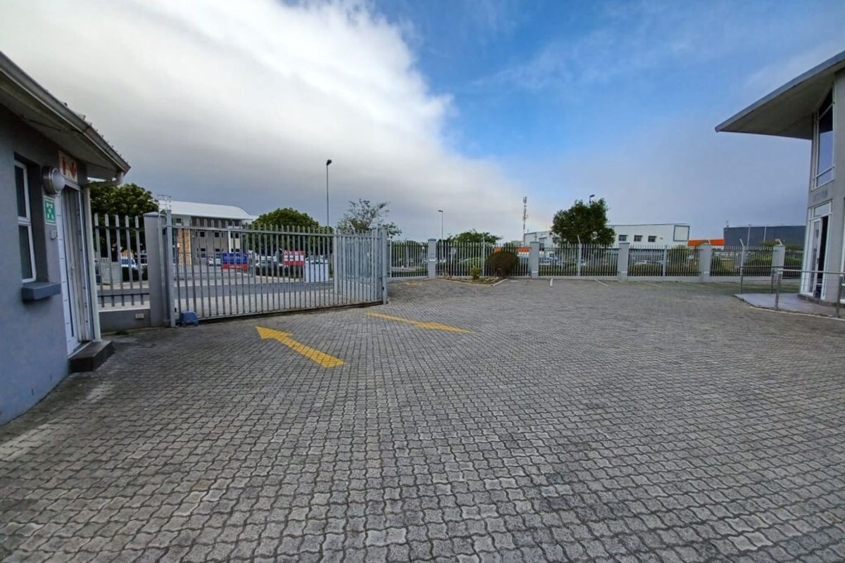 540 m2 Free Standing office building for Sale in Airport City - Photo 4