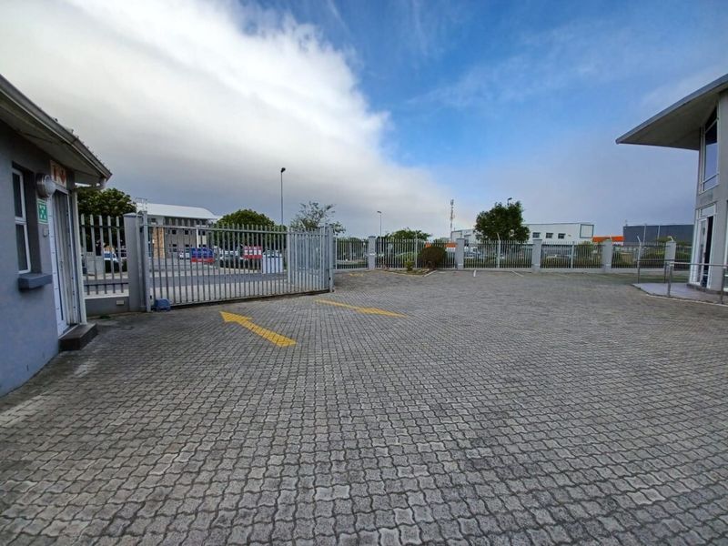 540 m2 Free Standing office building for Sale in Airport City - Photo 4