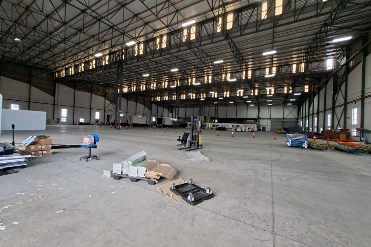 Neat distribution warehouse to let in Airport City - Photo 5