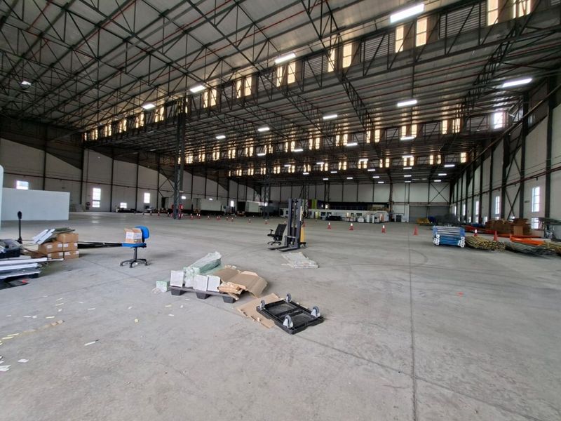 Neat distribution warehouse to let in Airport City - Photo 5