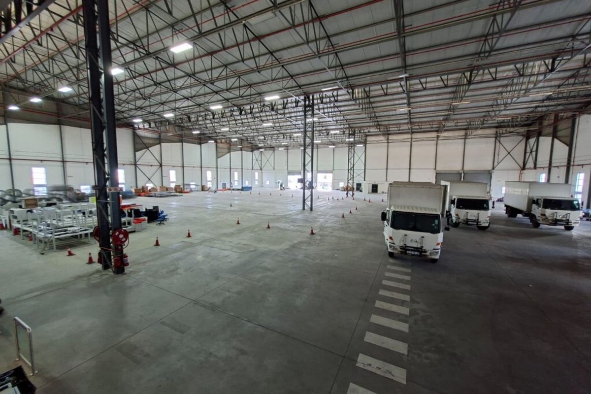 Neat distribution warehouse to let in Airport City - Photo 4